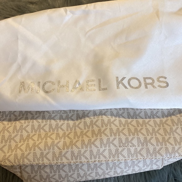 Michael Kors Jet set travel bag size large. Vanilla - Picture 12 of 12